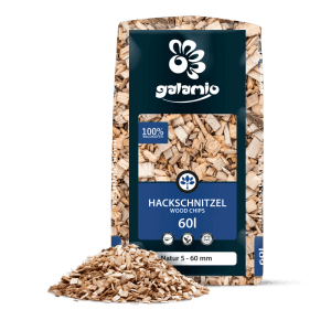 Galamio Holzhackschnitzel Natur 60l im Beutel mit Haufen davor. Heller Mulch für Garten, Beete und Wege.