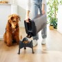 Rotho Tierfutterbehälter Cody 25 l transparent/grau beim Befüllen des Futternapfs, Hund daneben.