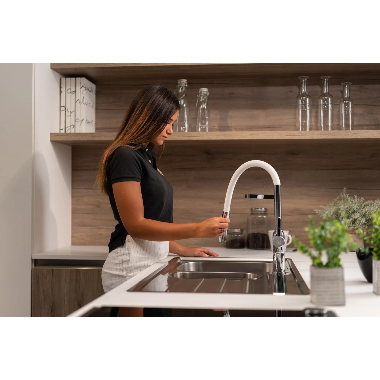 VIZIO Küchenarmatur mit schwenkbarem Auslauf und Handbrause, verchromt/weiß.