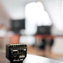 Schwarzer Shelly Relais Rollladenaktor 2PM Gen3 für Hausautomation.