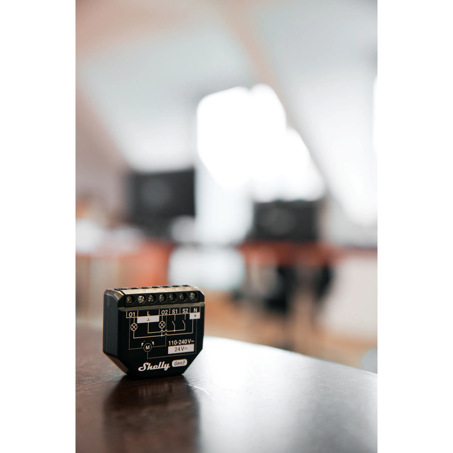 Schwarzer Shelly Relais Rollladenaktor 2PM Gen3 für Hausautomation.