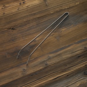 Rösle Kohlezange, 50 cm, aus Edelstahl für Grillkohle. Grillutensil auf Holz.