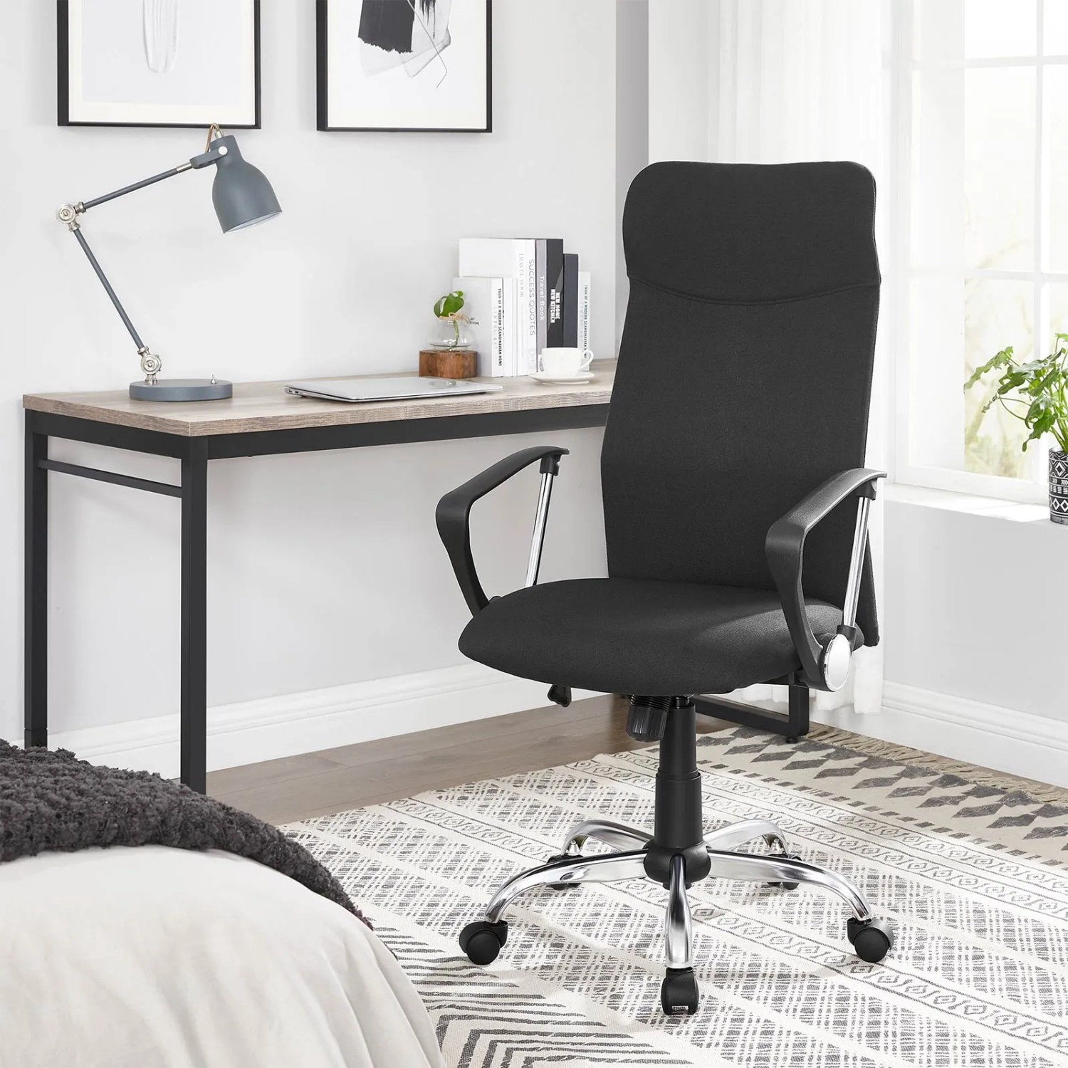 Schwarzer Songmics Bürostuhl, ergonomisch, höhenverstellbar und neigbar.
