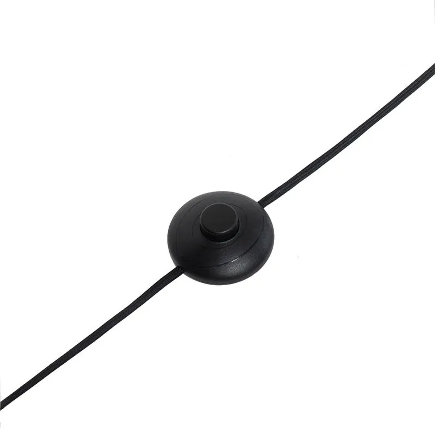 Detailaufnahme des Fußschalters der schwarzen QAZQA Stehlampe Athen.