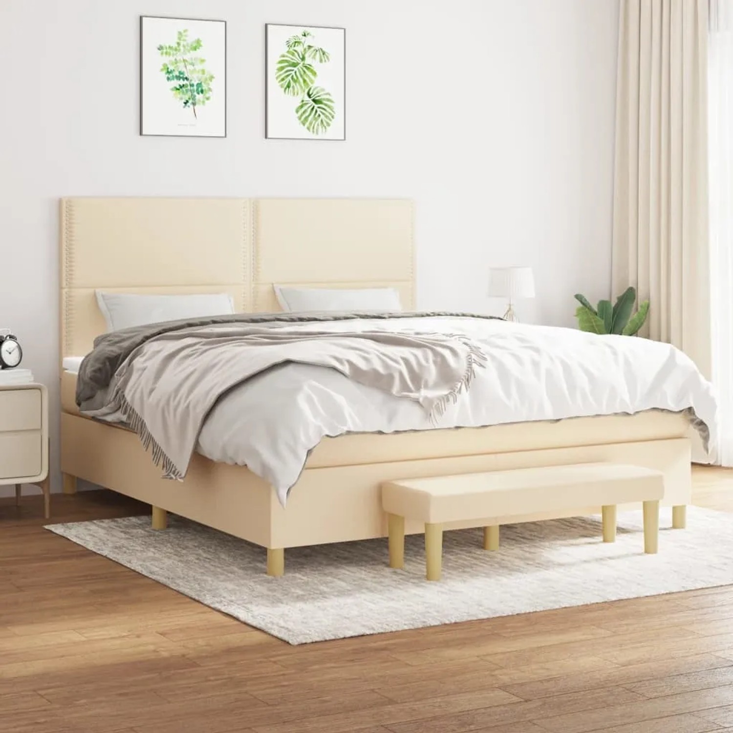 Cremefarbenes Boxspringbett 180x200 cm mit Matratze und Bank, Stoffbezug.