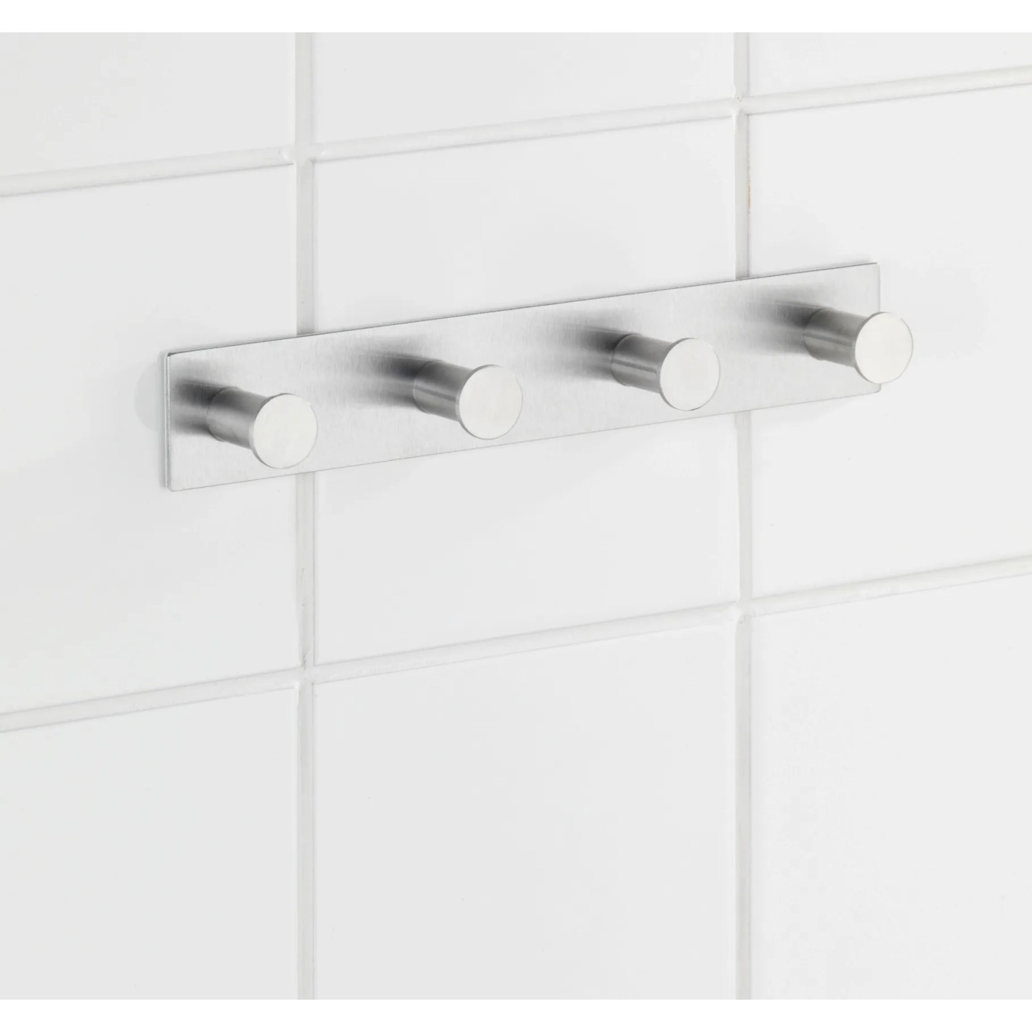 Wenko Hakenleiste Celano Quadro mit 4 Haken aus rostfreiem Edelstahl an weißer Wand.
