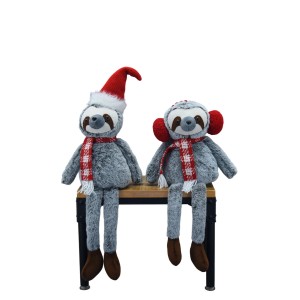 Boltze Kantenhocker Zasha, 2-fach sortiert, als Weihnachtsdeko. Stofftiere mit Schal und Mütze/Ohrenwärmer.