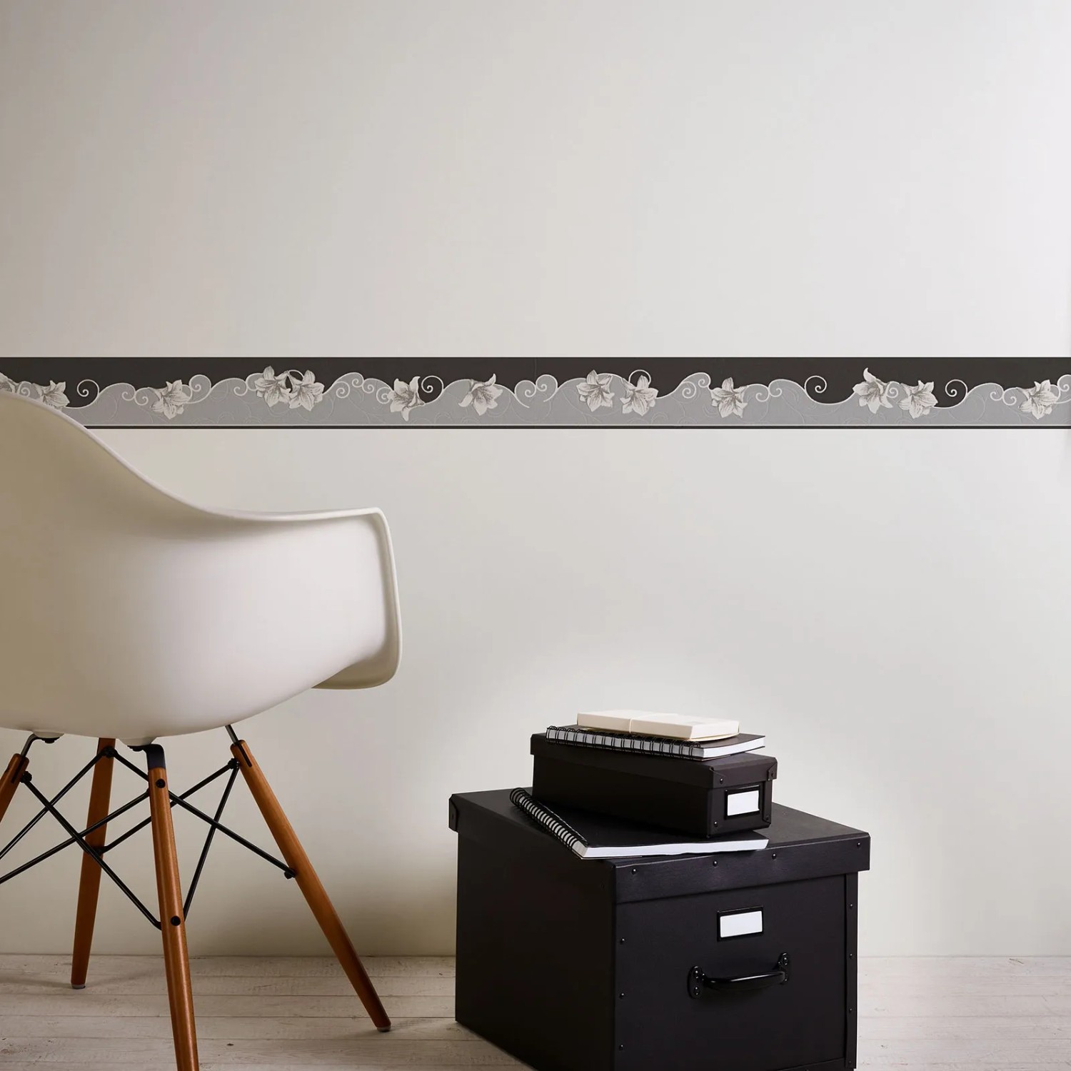 Bricoflor Bordüre Schwarz/Silber mit Lilien, Neobarock Tapetenbordüre für Wand, Flur & Schlafzimmer.