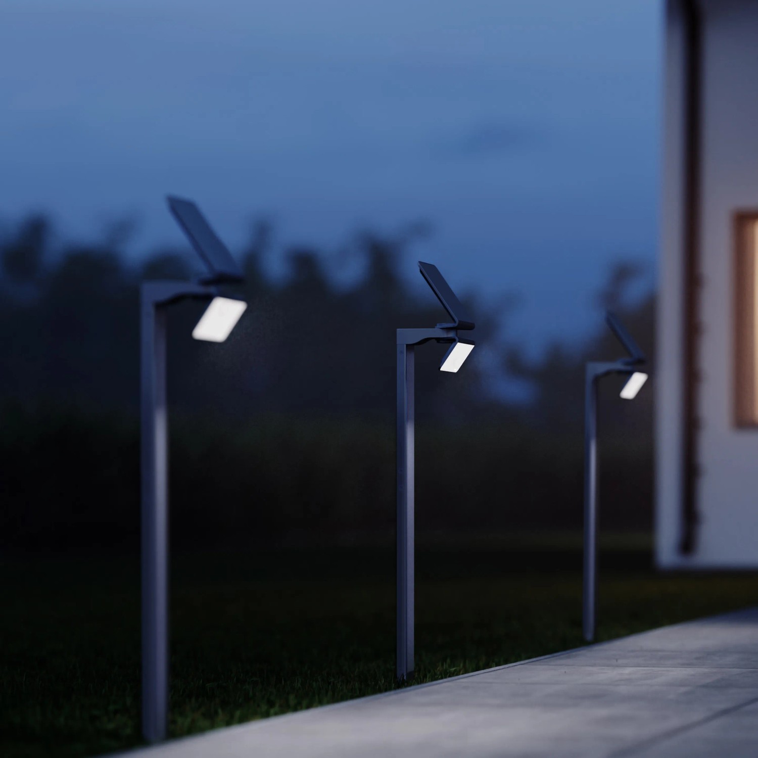 Silberne Steinel LED Solar Wegeleuchten XSolar GL-S entlang eines Gartenwegs.