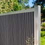 GartenLand WPC Zaun Set Shadowline Vertikal, amethystgrau, mit silbernen Aluminium-Elementen.