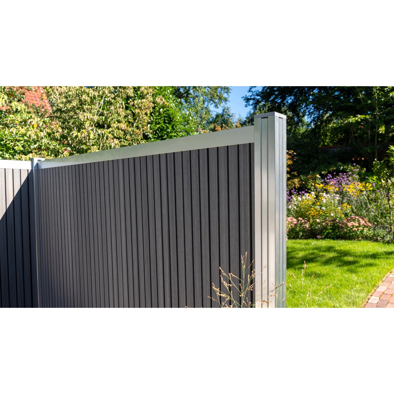 GartenLand WPC Zaun Set Shadowline Vertikal, amethystgrau, mit silbernen Aluminium-Elementen.