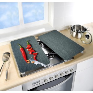 Wenko Herdabdeckplatten Universal Cayenne 2er Set, mehrfarbig, auf einem Herd mit Chili und Messer.