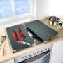 Wenko Herdabdeckplatten Universal Cayenne 2er Set, mehrfarbig, auf einem Herd mit Chili und Messer.