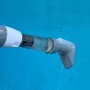 Pool-Handsauger im Einsatz: Akku-Sauger reinigt Pool von Schmutz.