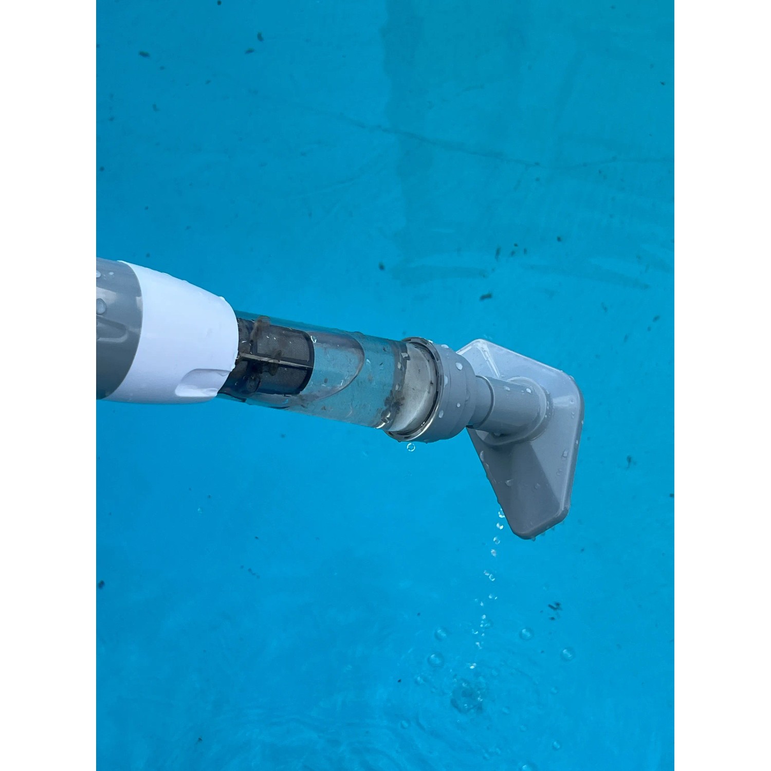 Pool-Handsauger im Einsatz: Akku-Sauger reinigt Pool von Schmutz.