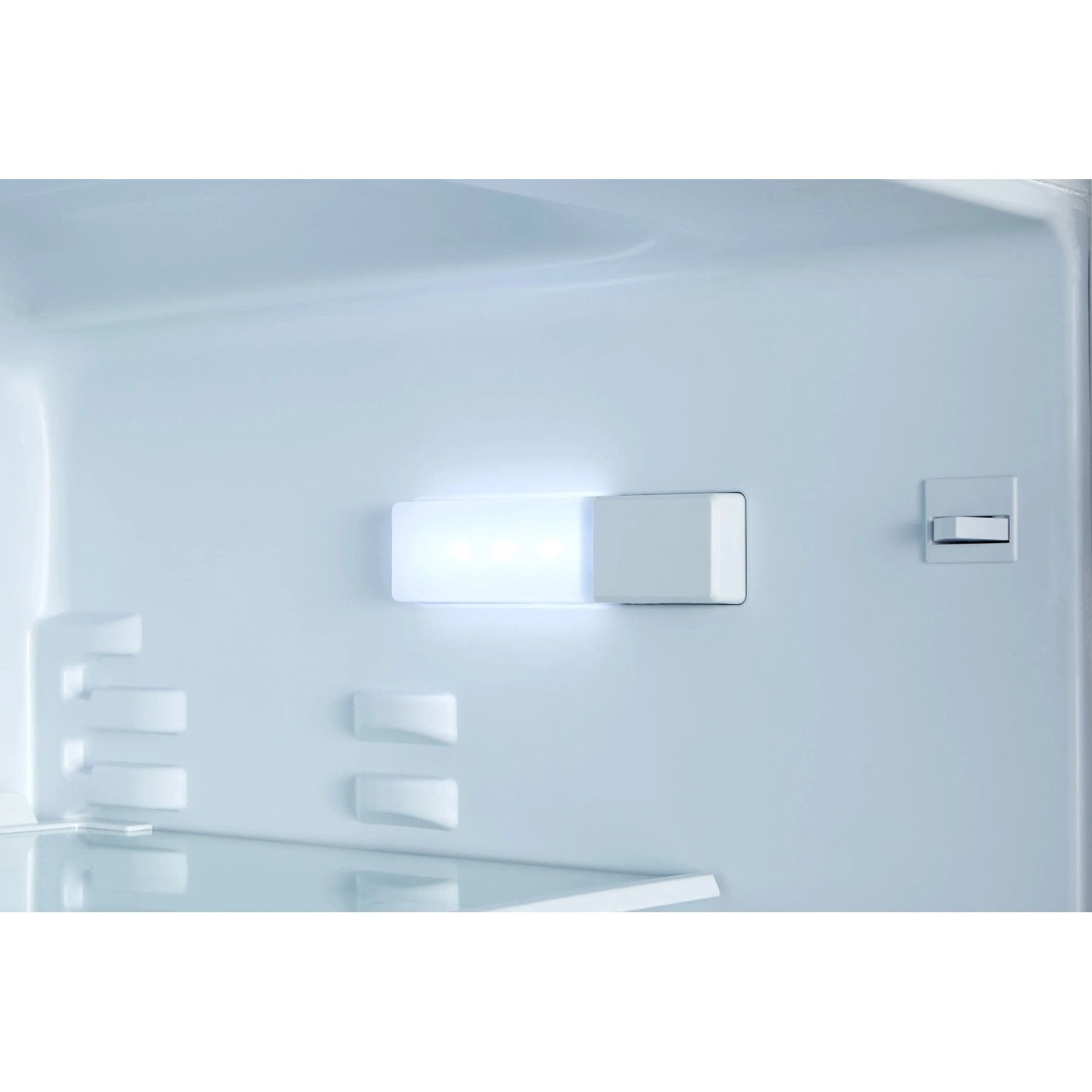 Innenraum des weißen PKM Unterbau-Kühlschranks KS133UBE mit LED-Beleuchtung.
