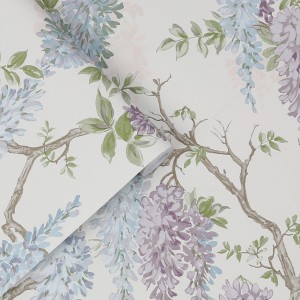 Laura Ashley Vliestapete Wisteria Garden Pale Iris mit zarten Glyzinienblüten und Zweigen.