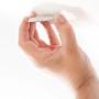 Magnetpad (Ø 7cm) zur Rauchmelder-Befestigung ohne Bohren in der Hand.