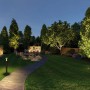 Beleuchteter Garten mit Plug & Shine Außenbeleuchtungssystem und Trafo. Weg, Bäume und Pflanzen sind stimmungsvoll illuminiert.