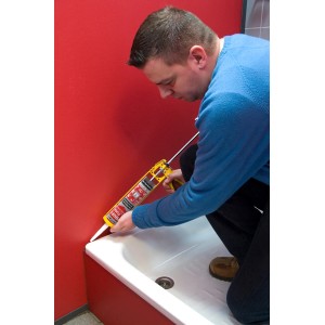 Anwendung von Soudal Profi-Fuge 8-in-1 Dichtstoff, Farbe Weiß, im Badezimmer.