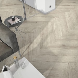 Heller Classen Ville Laminat in Caracena Oak Fischgrät-Optik im Wohnraum verlegt.