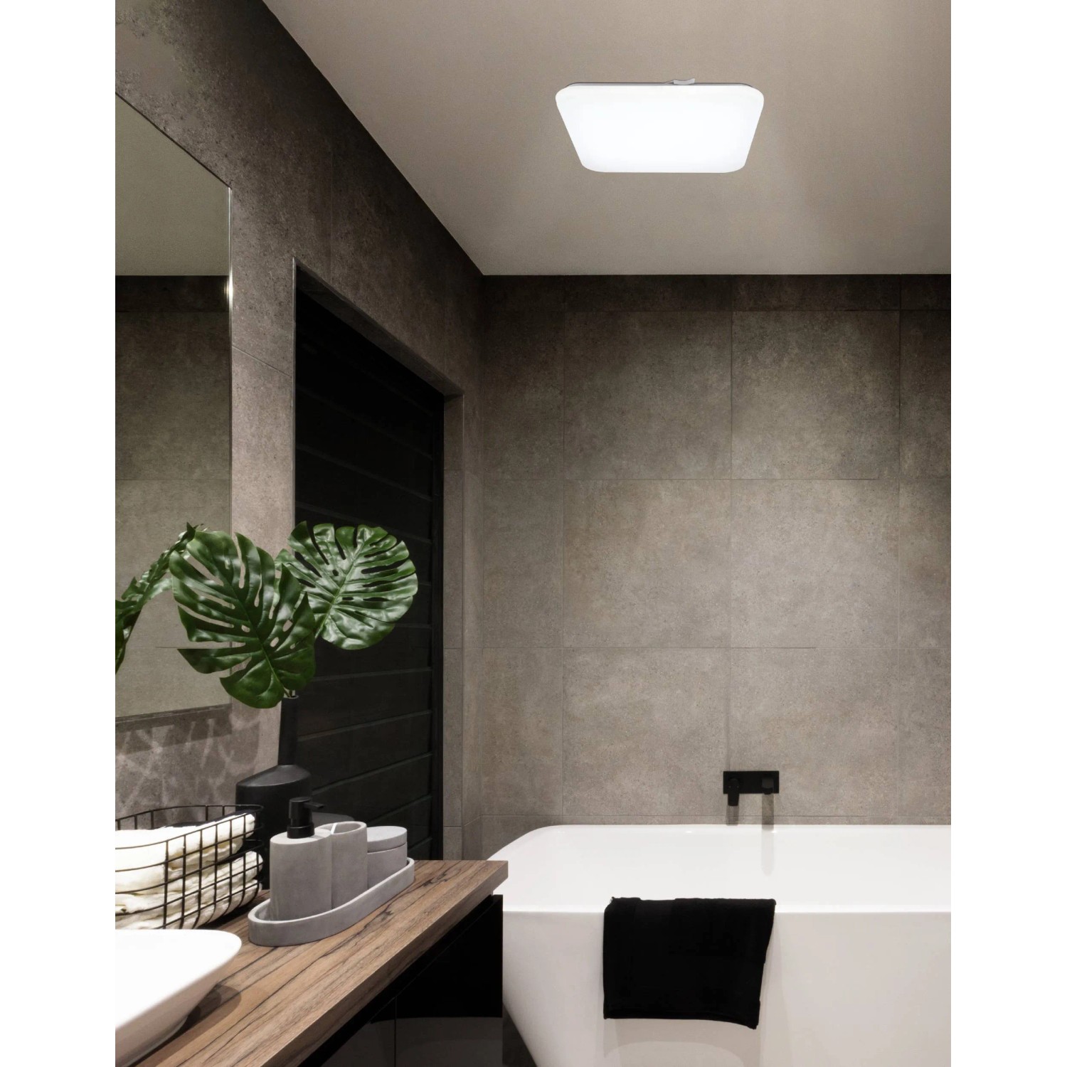 Weiße Eglo LED-Deckenleuchte Frania, 33x33 cm, im modernen Badezimmer.