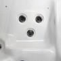 Detailaufnahme: Weiße Whirlpool-Innenwand mit Massagedüsen des Canadian Spa ThunderBay.