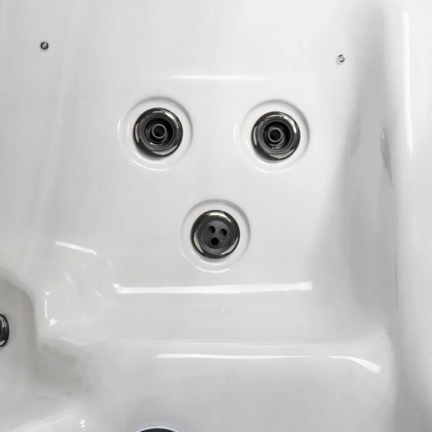 Detailaufnahme: Weiße Whirlpool-Innenwand mit Massagedüsen des Canadian Spa ThunderBay.