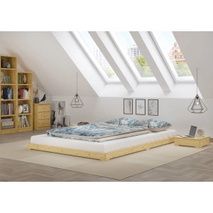 Extra niedriges Futonbett aus geölter Fichte 160x200 mit Rollrost in hellem Schlafzimmer.