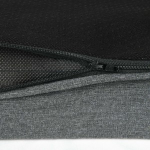 Detailaufnahme: Anthrazitfarbenes Beautissu BeauErgo Sitzkeilkissen mit Reißverschluss.