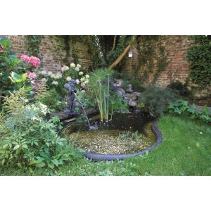 Ubbink Fertigteich Iris SI, 150 l, mit Pflanzen und Dekoration in einem Garten.