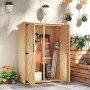 Offener Outsunny Gartenschrank aus Tannenholz mit Werkzeugen und Gartenzubehör.