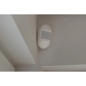 Weißer Abus Funk-Bewegungsmelder Smartvest Pro an einer Wand montiert.