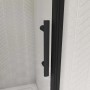 Detailaufnahme: Schwarze AICA Falttür Duschabtrennung mit Griff und Rahmen.