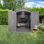 Offenes Lifetime Kunststoff-Gartenhaus Luna 5,81 m² mit Gartengeräten und Fahrrädern.