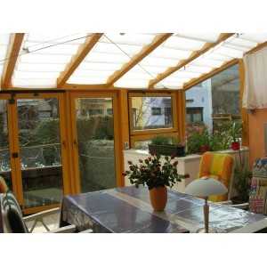 Weißes Floracord Vierecksonnensegel 220x96 cm im Wintergarten als Sonnen- und Sichtschutz.