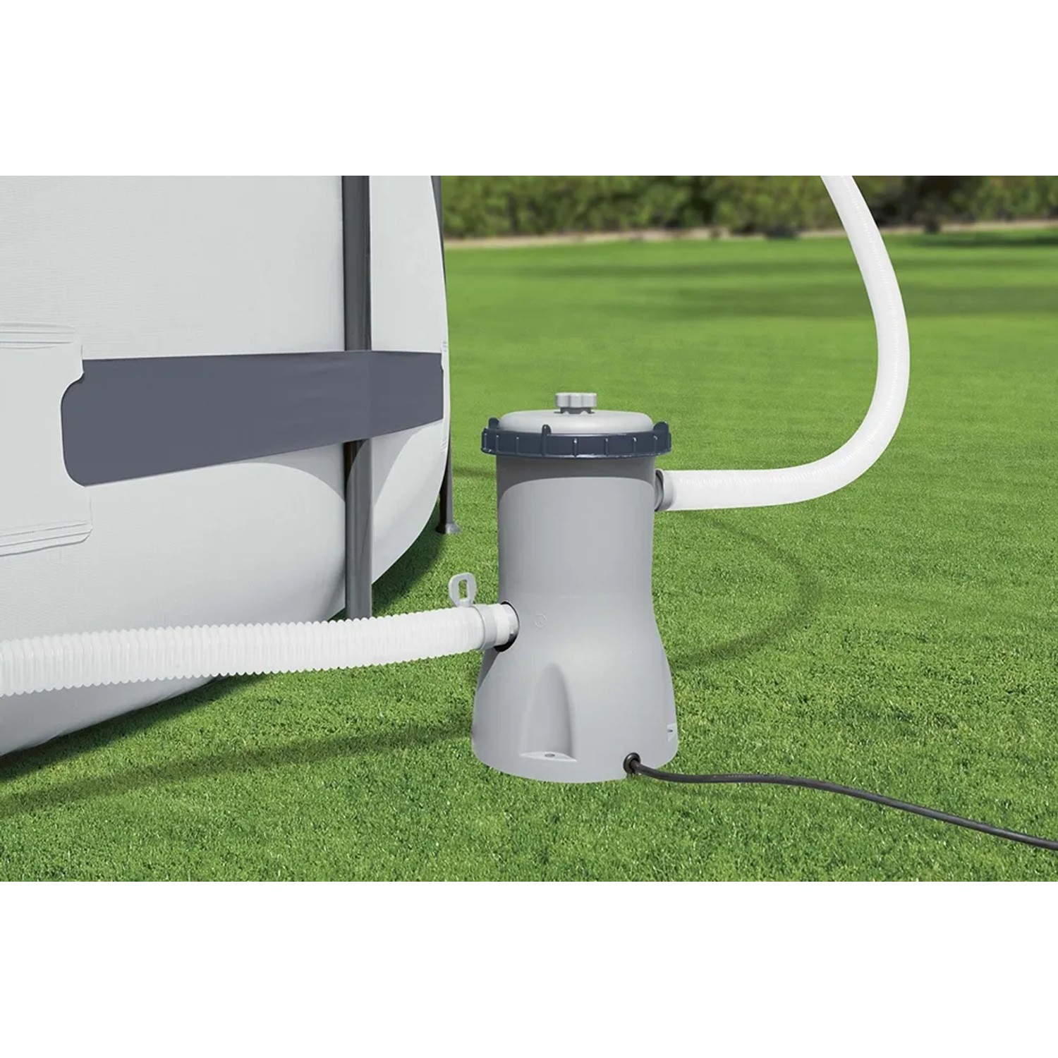 Bestway 800 gal Pool Filterpumpe am Pool mit Schläuchen. Kartuschenfilter für sauberes Wasser.