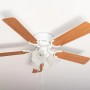 Weißer Pepeo Deckenventilator Kisa Deluxe mit Ahorn-Flügeln und Beleuchtung.