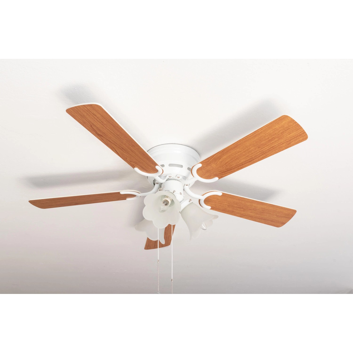 Weißer Pepeo Deckenventilator Kisa Deluxe mit Ahorn-Flügeln und Beleuchtung.