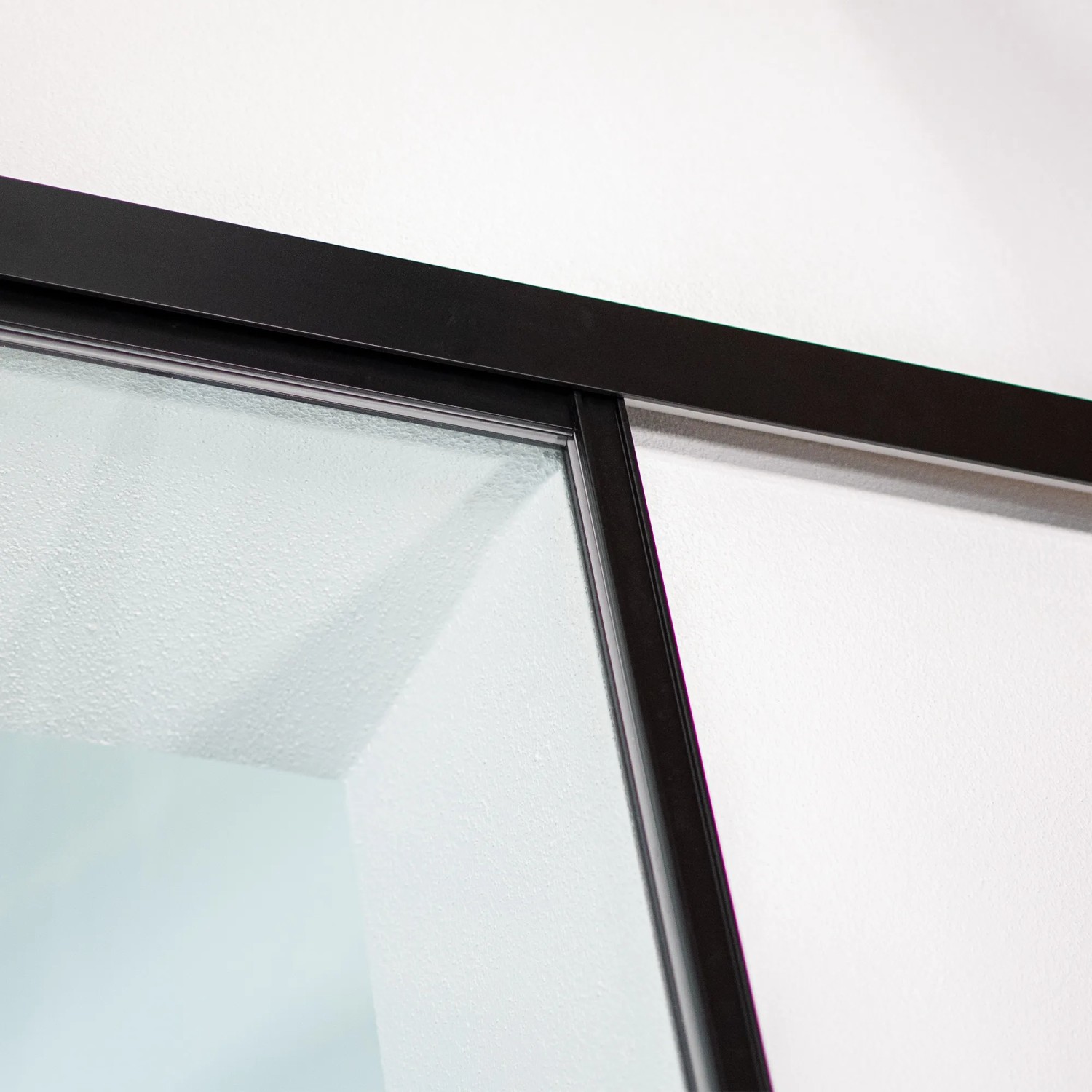 Detailaufnahme: inova Loft Glastür Schiebetür mit schwarzem Aluminiumrahmen und Softclose
