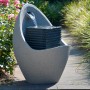 Großer, grauer Design-Gartenbrunnen in Ei-Form mit LED-Beleuchtung.