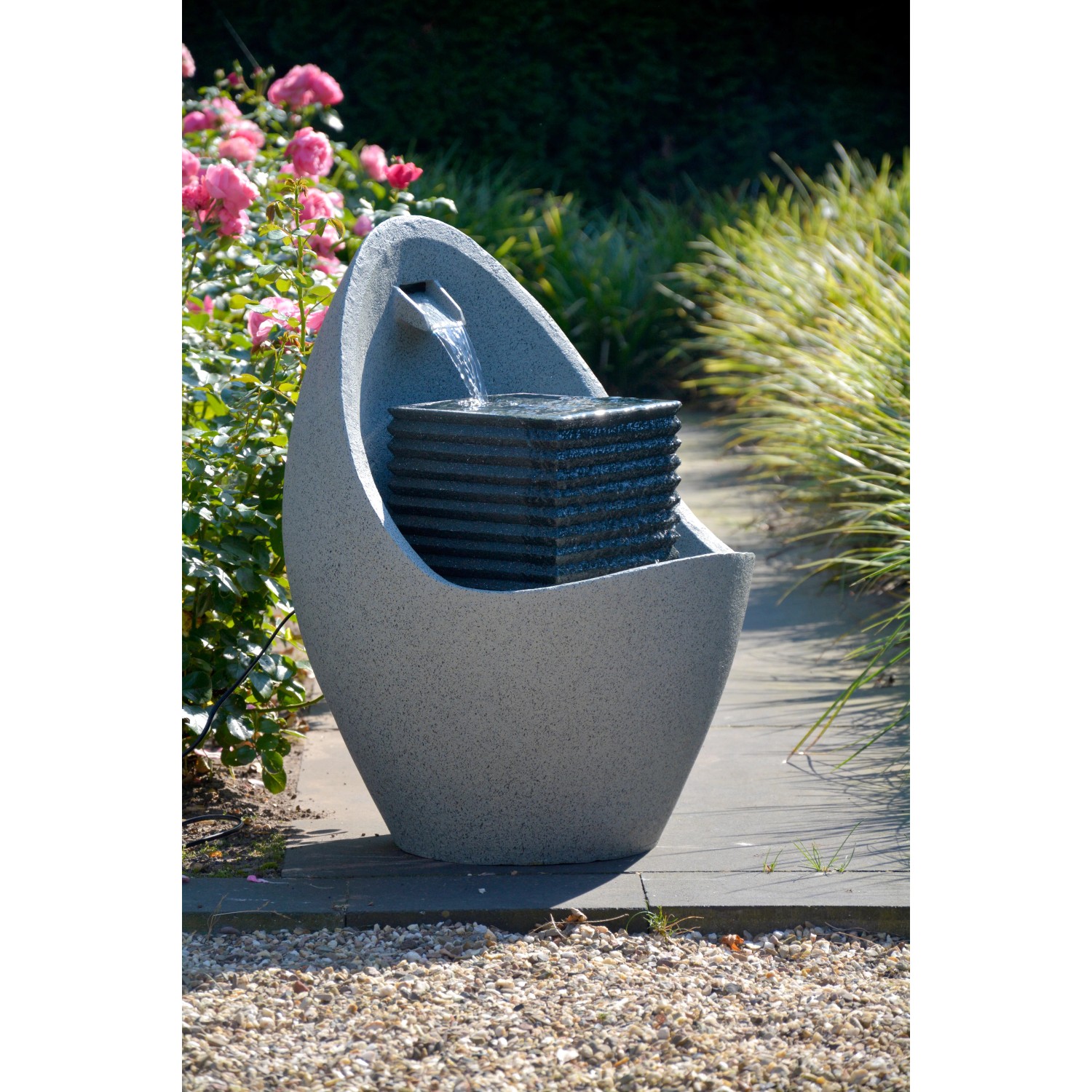 Großer, grauer Design-Gartenbrunnen in Ei-Form mit LED-Beleuchtung.