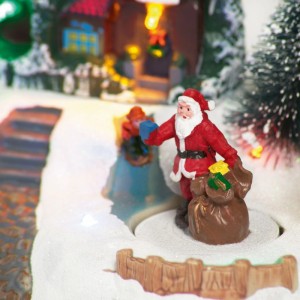 OBI Weihnachtsdorf Figur: Beleuchteter, beweglicher Weihnachtsmann in rotem Anzug mit Geschenksack im Schnee.