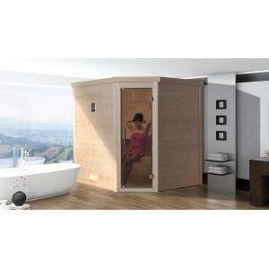 Weka Massivholzsauna Turku 1 Sparset mit Frau in Sauna, Glastür, Holzverkleidung und digitaler Steuerung.