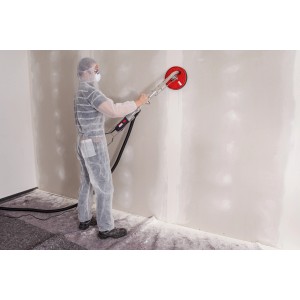 Anwender schleift Wand mit wolfcraft Wand- und Deckenschleifer und Haft-Gitterleinen-Set K220.