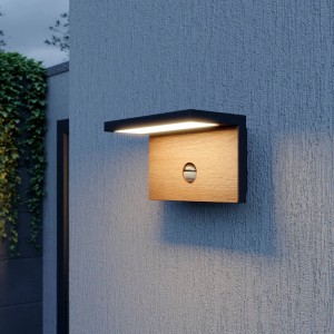 Moderne Lucande LED-Außenwandleuchte Lignus mit Bewegungsmelder, schwarz/Holzoptik.