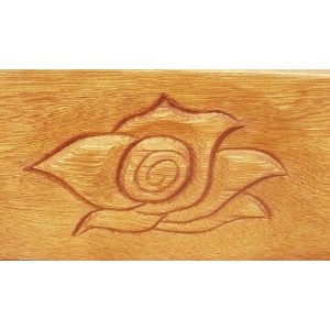 Detailaufnahme: Rosen-Schnitzerei in der Rückenlehne der Gartenbank Harland.