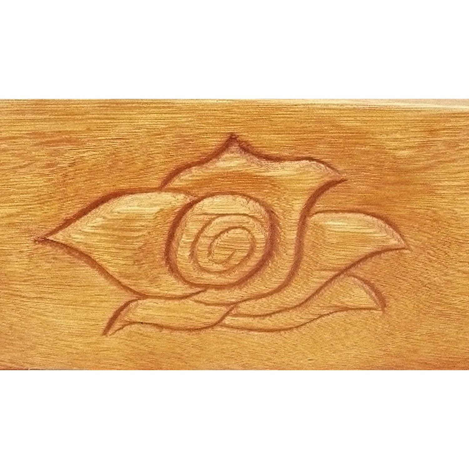 Detailaufnahme: Rosen-Schnitzerei in der Rückenlehne der Gartenbank Harland.