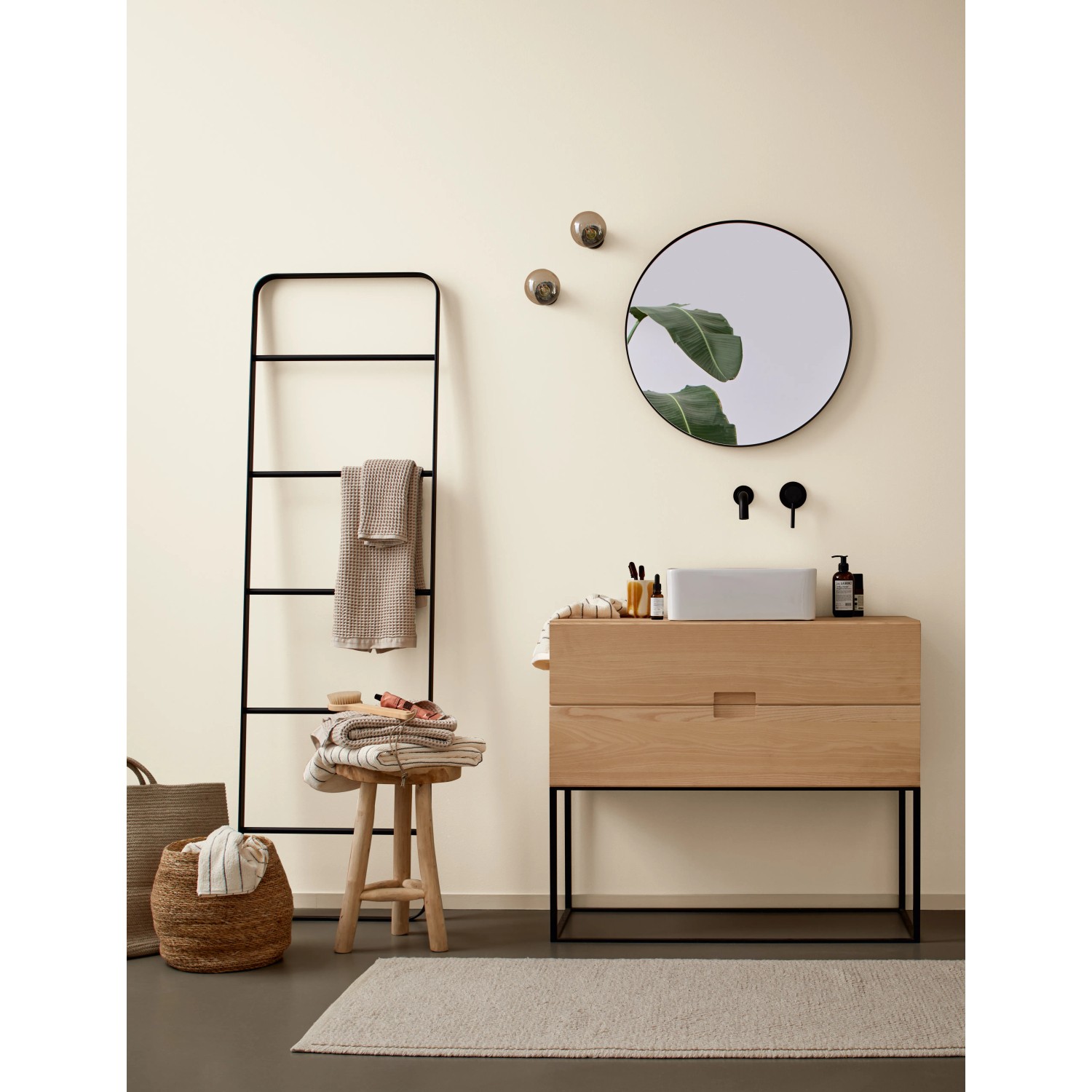 Badezimmer mit Alpina Wandfarbe Pure Farben Cremebeige. Matte, helle Wandfarbe im modernen Bad.