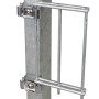 Detailansicht: Feuerverzinkter Metallzaun Pfosten mit Doppelstabmatte. Gartenzaun zum Einbetonieren.